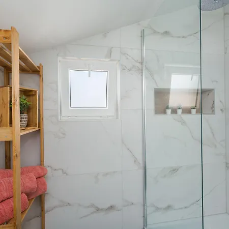 Traumhaftes Mit Meerblick Und Privatem Balkon - Nur 250 Meter Zum Apartman Poreč