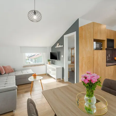 Traumhaftes Mit Meerblick Und Privatem Balkon - Nur 250 Meter Zum Poreč