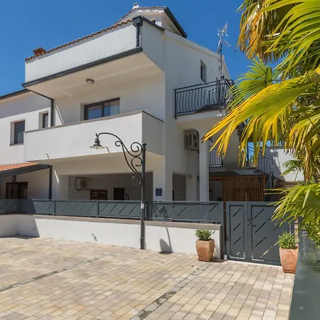 Traumhaftes Mit Meerblick Und Privatem Balkon - Nur 250 Meter Zum * Porec